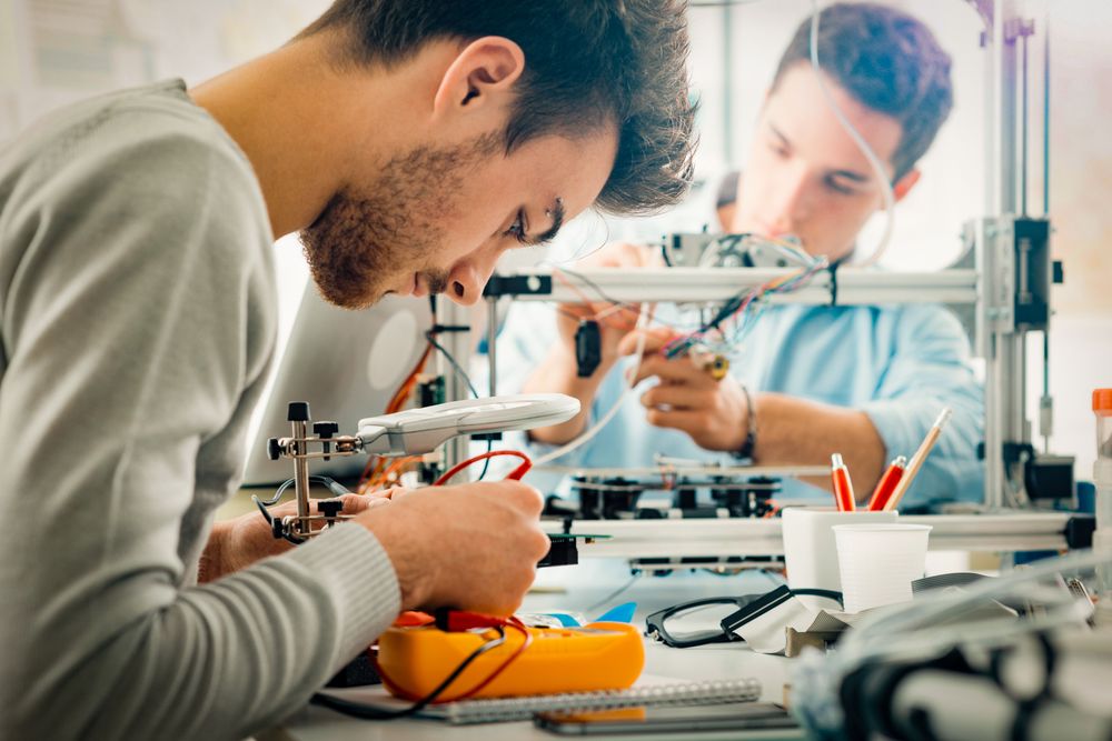 Afbeelding whitepaper 'Zelf je personeel opleiden of omscholen' Abeos uitzendbureau